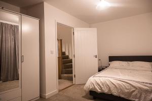 Exquisite cozy house, close to Train Station and amenities