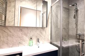 Spacious 6 Bedroom House, 4 Bathrooms, Central, 2 Parking Spaces