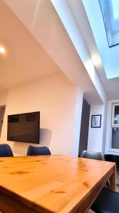 Spacious 6 Bedroom House, 4 Bathrooms, Central, 2 Parking Spaces