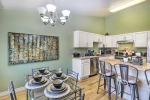 Stunning Anchorage Townhome about 5 Mi to Dtwn!