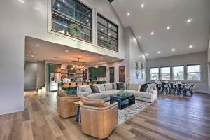 Lavish Riverfront Escape with Gas Grill! - Delight