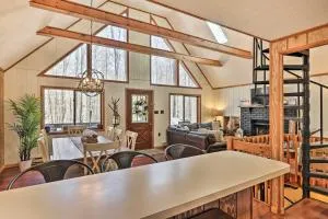 Cozy Pocono Lake Woodside Nest with Fire Pit! - Thornhurst