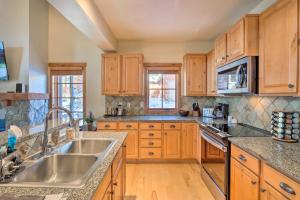 Ski-InandSki-Out Donnelly Townhome with Hot Tub!