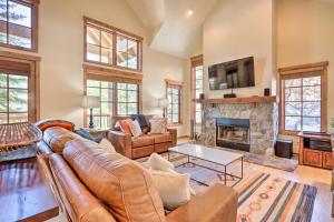 Ski-InandSki-Out Donnelly Townhome with Hot Tub!