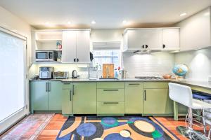 2 Mi to Capitol Hill, Walk to SU! Quaint Retreat