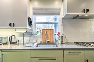 2 Mi to Capitol Hill, Walk to SU! Quaint Retreat