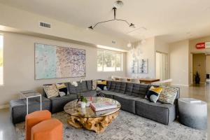 **Fabulous New Luxe Home Pool-Spa-Views!!!**