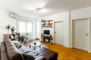 Modern Living Apts - Botanica - PRIVATE PARKING