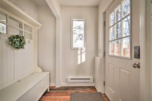 Hot Tub, Fire Pit and Game Room Tobyhanna Home!