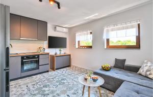 2 Bedroom Cozy Home In Kobasicari