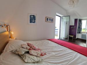 Maisons de vacances Holiday Home in Plougasnou near Sandy Beach : photos des chambres