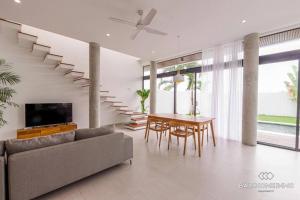 Villa Luna Kedungu: Modern 2-BR w pool & rooftop