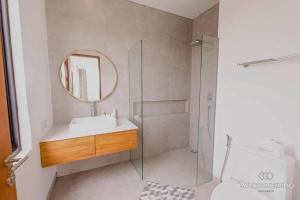 Villa Luna Kedungu: Modern 2-BR w pool & rooftop