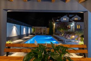 The Oasis - Family-Friendly Holiday Home with Heated Pool