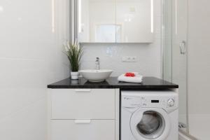 Warsaw Portofino Apartment by Noclegi Renters