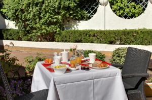 Hotels Hotel La Roseraie : photos des chambres