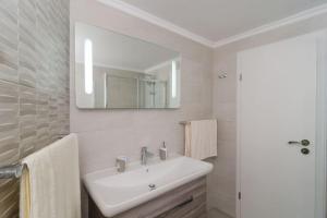 Sea view apartment 10 minutes walk from old city