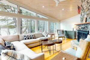 Midcentury Meets Rustic Lakefront