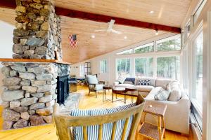 Midcentury Meets Rustic Lakefront