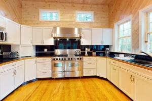 Midcentury Meets Rustic Lakefront