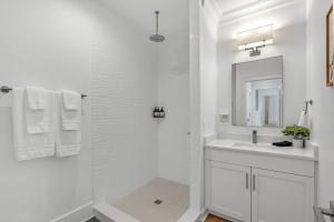 Amazing new house - steps away from beach!