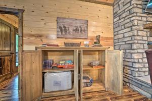 Broken Bow Cabin Deck with Hot Tub and Pool Table!
