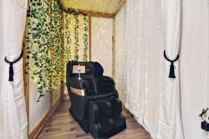 Plush sheets, Games!, Huge backyard, Massage Chair