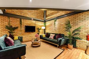 Spacious 2 Bed Urban Jungle Flat, Central London