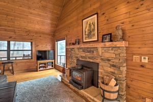 Charming Cabin with Hot Tub, Fire Pit and Views!