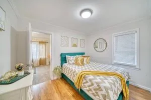 Beautiful Modern home with all year use HOT TUB, Pool table, Game room, & Propane fire pit!! - Hazel Park