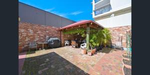 Emu Backpackers Perth - note - Valid Passport required for check in