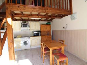 Maisons de vacances Maison 3 pieces + mezzanine, proche plage a Dolus-d'Oleron, 4 couchages - FR-1-246A-90 : photos des chambres