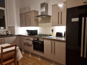 Bright 3 Bedroom Edinburgh City Apt