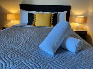 Jackie Howe Motel - Leslie