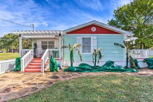 Walk to Cedar Creek Reservoir Home with Fire Pit!