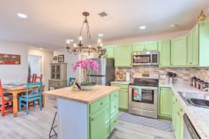 Walk to Cedar Creek Reservoir Home with Fire Pit!