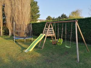 Leffet mer Maison rénovée lumineuse tout confort belle terrasse grand jardin clos sans vis à vis parking jeux pour enfants 5 mn à pied de la plage dAsnelles et centre bourg - proche Bayeux au coeur des plages du débarquement