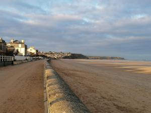 Maisons de vacances L'effet mer Maison renovee lumineuse tout confort belle terrasse grand jardin clos sans vis a vis parking jeux pour enfants 5 mn a pied de la plage d'Asnelles et centre bourg - proche Bayeux au coeur des plages du debarquement : photos des chambres