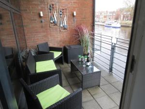 3 Emperors Wharf with Stunning River Views