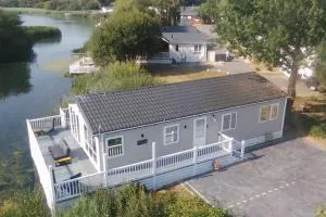 Chichester Lakeside Holiday Park Lakefront Lodge - Westhampnett