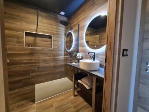 B&B / Chambres d'hotes La suite Melusine - SPA : photos des chambres