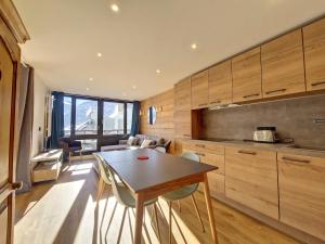 Studio 4-5 pers à Val-dIsère, ski aux pieds - FR-1-518-102