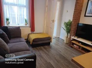 Salisbury House-Huku Kwetu Spacious 4 Bedroom House- Sleeps 6 - Luton Town Centre - 卢顿 Salisbury House-Huku Kwetu Spacious 4 Bedroom House- Sleeps 6 - Luton Town Centre - 卢顿