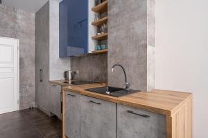 Peaceful 1-bedroom apartment in 100m from Beach, Free Street Parking, Near Forest Park