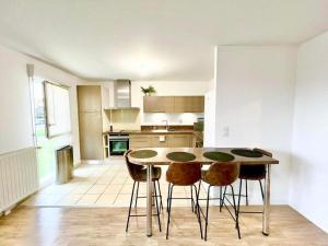 Appartements L'atelier Chic - Wifi fibre - Parking privee - Balcon - NETFLIX : photos des chambres