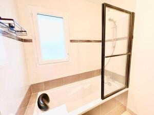 Appartements L'atelier Chic - Wifi fibre - Parking privee - Balcon - NETFLIX : photos des chambres