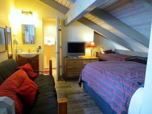 2 Bedrooms Premium Condos