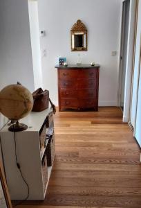 chambre lit 2 personnes dans appartement du logeur