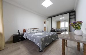 Світла, комфортна квартира біля метро Мінська