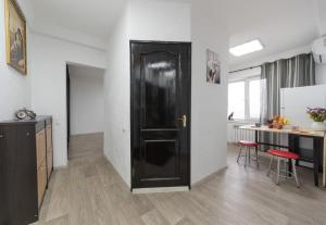 Світла, комфортна квартира біля метро Мінська